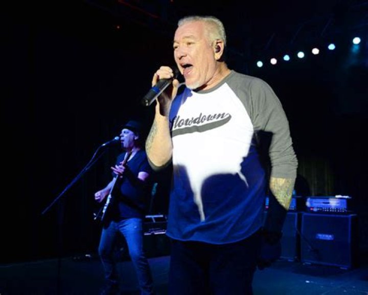 5 Things On The Smash Mouth Singer Who Retired – Hollywood Life