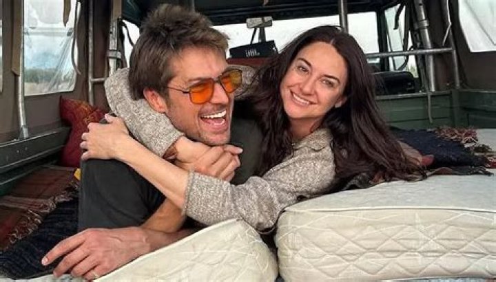 Aaron Rodgers Hugs Shailene Woodley While Relaxing In Hawaii — Watch – Hollywood Life