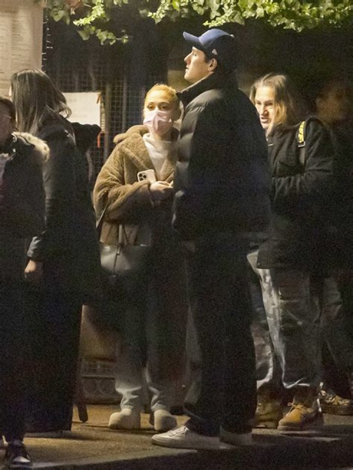 Ariana Grande & Dalton Gomez Enjoy Crepes In London: Photos – Hollywood Life