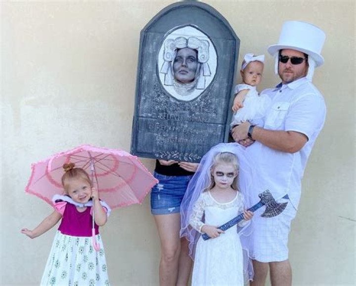 Carole Baskin Halloween Costume DIY For Under $40 – Shop – Hollywood Life