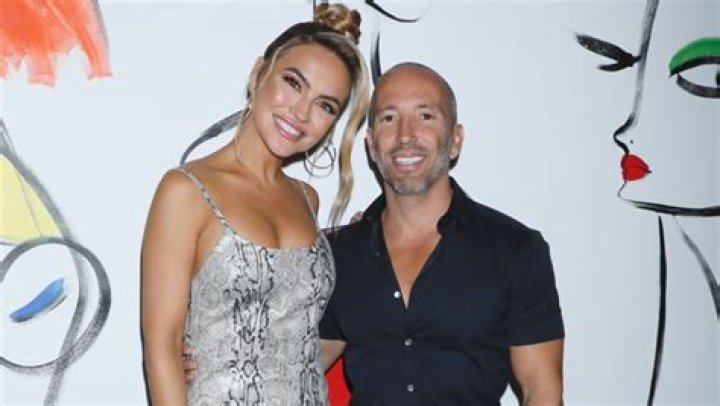 Chrishell Stause Denies Dating Jason Oppenheim For ‘Selling Sunset’ – Hollywood Life