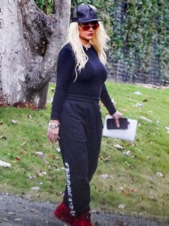Christina Aguilera In Sweatpants & Tight Top – Pics – Hollywood Life