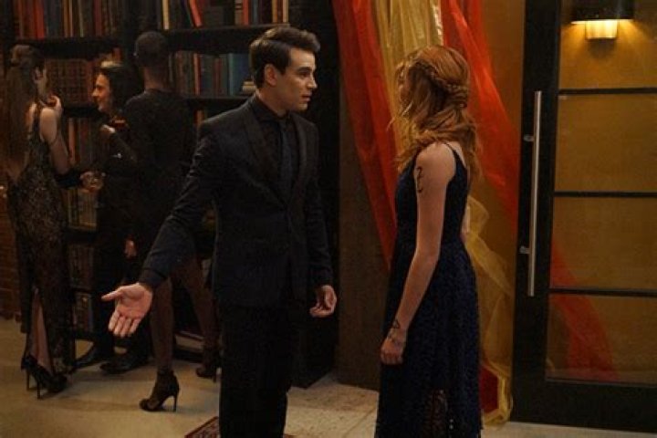 Clary Kisses Simon After He Professes Love In S2 Episode 8 Recap – Hollywood Life