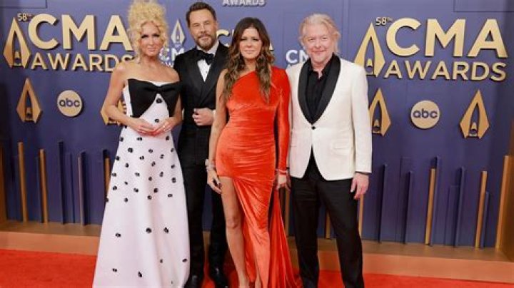 CMAs Red Carpet: Photos From The 2014 Country Music Association Awards