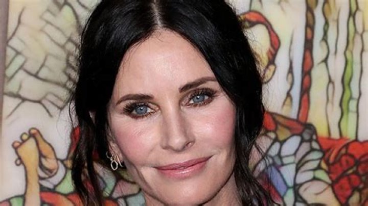 Courteney Cox Hilariously Photobombs Fans Taking Pics At Famous ‘Friends’ Fountain: Watch