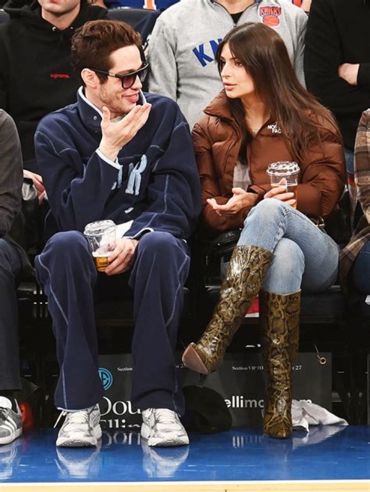 Emily Ratajkowski & Pete Davidson Attend Knicks Game Together – Hollywood Life