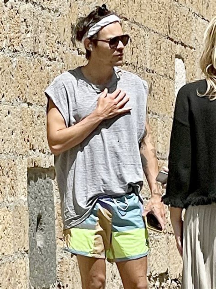 Harry Styles Runs In Short Shorts On Italy Vacation: Photos – Hollywood Life