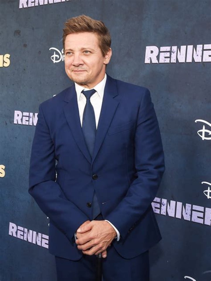 Jeremy Renner’s Walking Without A Cane In New Recovery Video: Watch – Hollywood Life