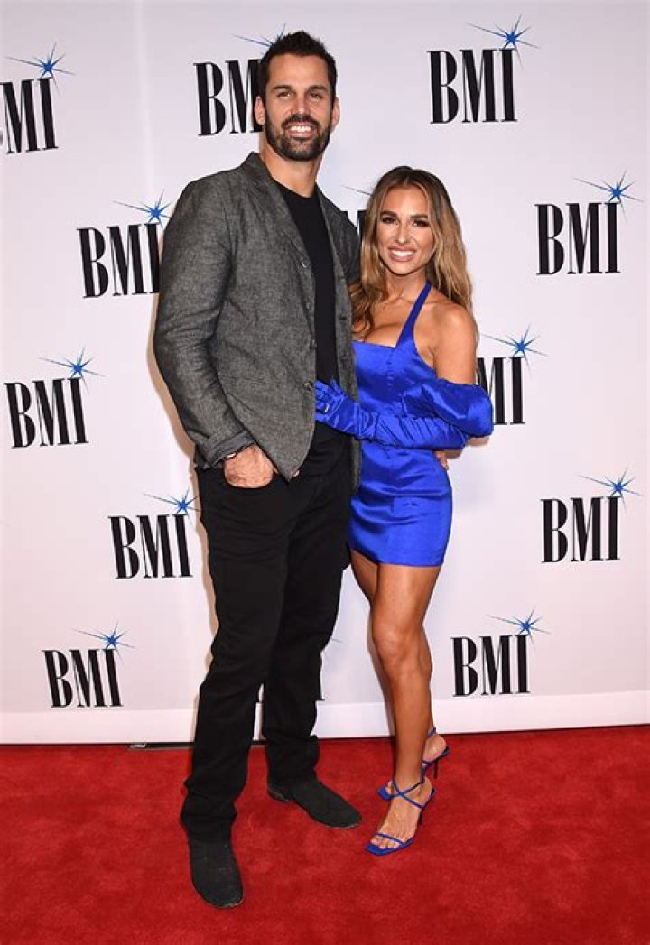 Jessie James Decker Posts Sexy Photo of Eric Decker Wearing Only Apron – Hollywood Life