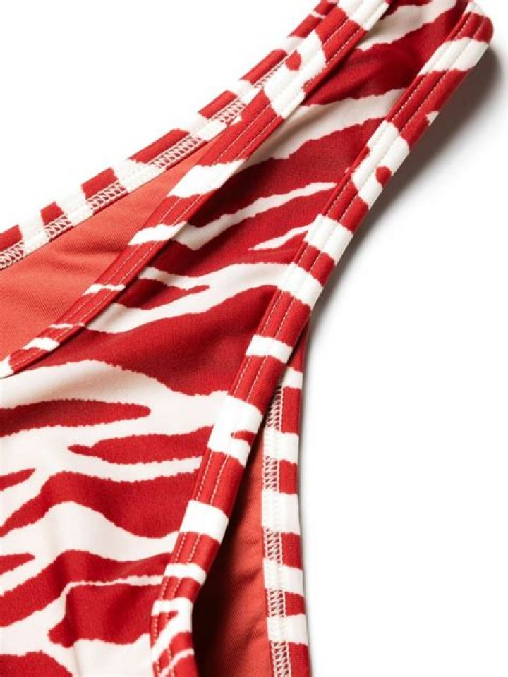 Kaia Gerber, 18, Lounges Outside In A Zebra-Striped Bikini After Getting Arm Cast Off