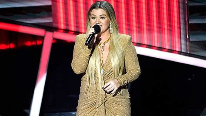 Kelly Clarkson Drops Breakup Christmas Song Amidst Divorce – Hollywood Life