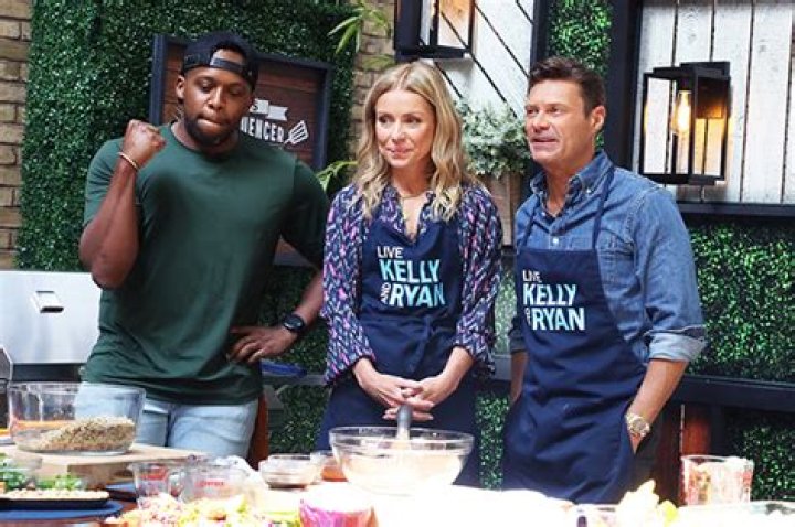 Kelly Ripa Cries On Ryan Seacrest’s Final ‘Live’ Show – Hollywood Life