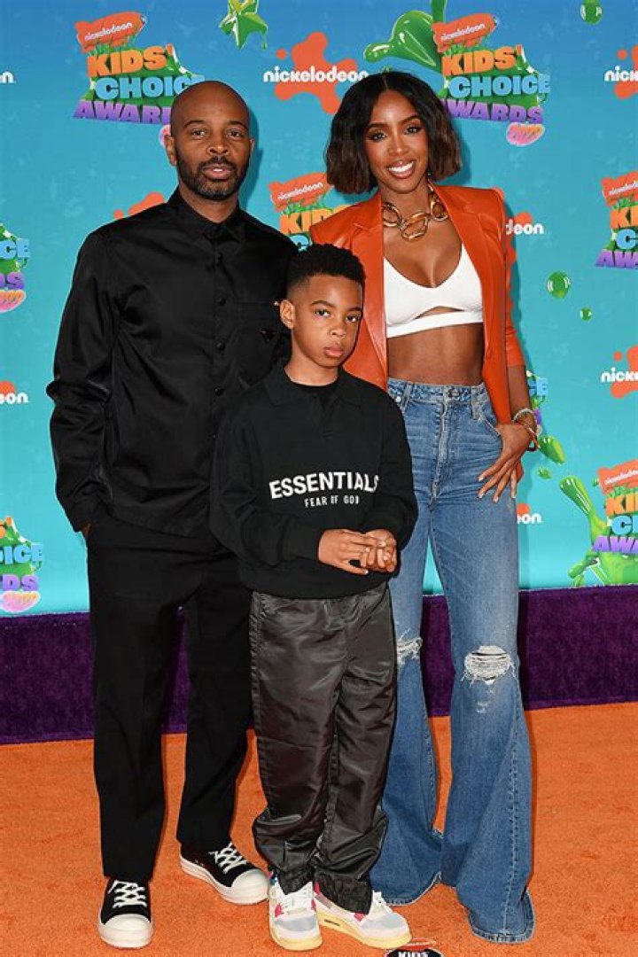 Kelly Rowland In Bikini Top With Son & Husband At Kids Choice Awards – Hollywood Life