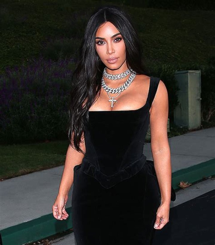 Kim Kardashian Shows Off New $50K Custom Diamond Name Chain: Photo – Hollywood Life