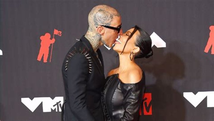 Kourtney Kardashian & Travis Barker Pack On PDA In Penelope’s TikTok – Hollywood Life