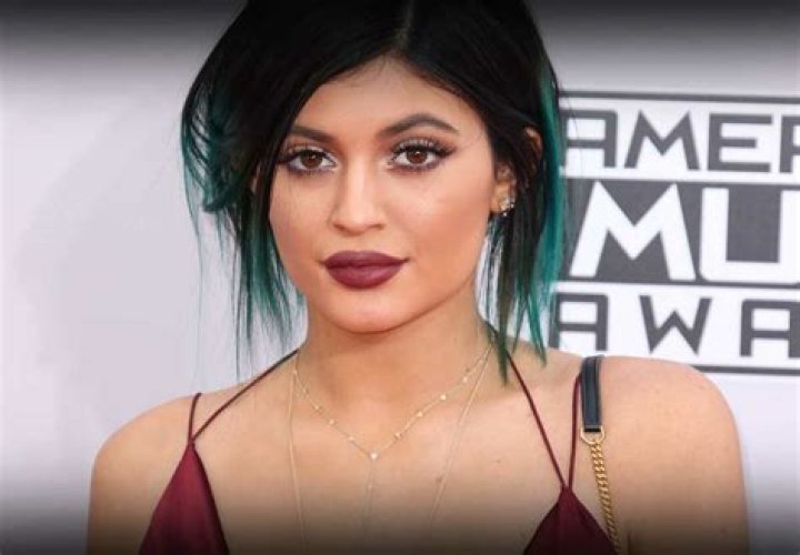 Kylie Jenner, 16, Goes Shopping Braless: Inappropriate? Vote