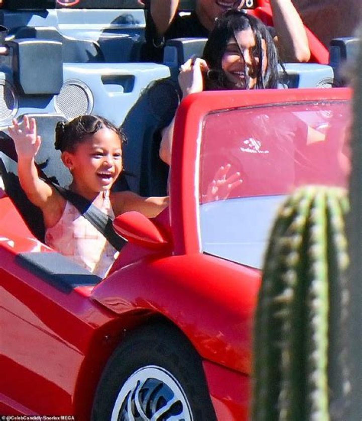 Kylie Jenner Juggles The Karjenner Cousins – Stormi, Chicago, True, & Dream – At Disneyland
