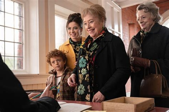 Laura Linney Talks Working With Maggie Smith & Kathy Bates (Exclusive) – Hollywood Life