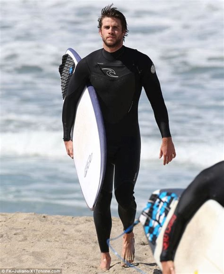 Liam Hemsworth Shows Off Bare Butt In Wetsuit Wardrobe Malfunction — Pics