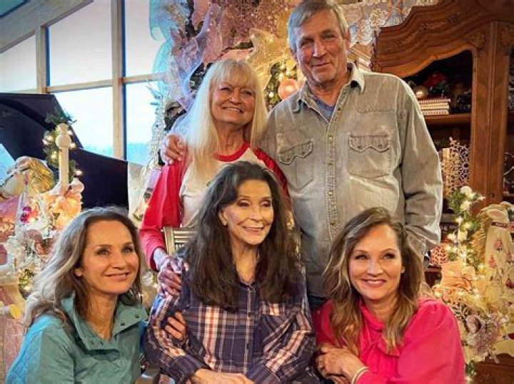 Loretta Lynn’s Daughter Dies — Betty Sue Lynn Dead At Just 64 – Hollywood Life