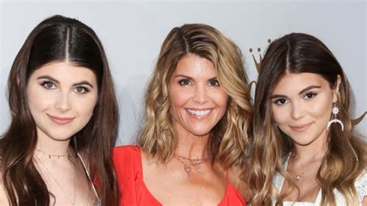 Lori Loughlin’s Daughters Send Her Mother’s Day Love In Sweet Messages – Hollywood Life