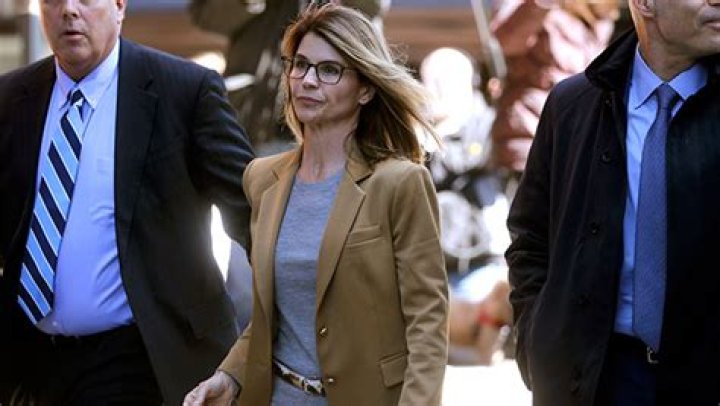 Lori Loughlin’s ‘Full House’ Cast Concerned Amid College Admissions Scandal – Hollywood Life