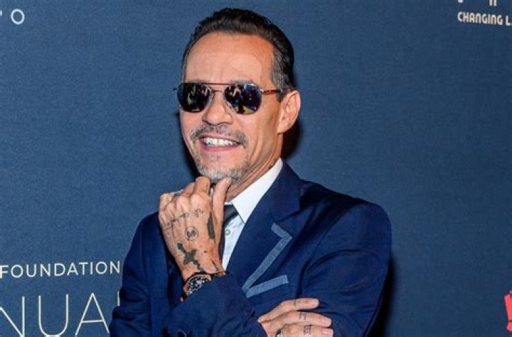 Marc Anthony Kissing Everyone — PICS