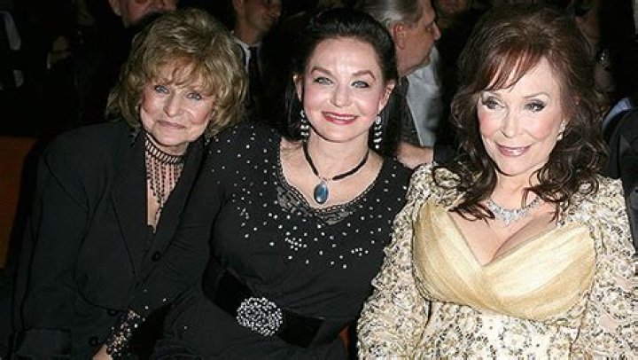 Meet Her 7 Sisters & Brothers – Hollywood Life