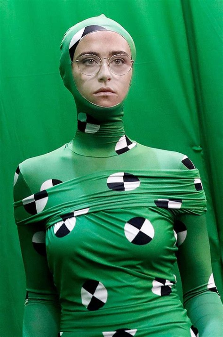 Paints Face Green – Hollywood Life