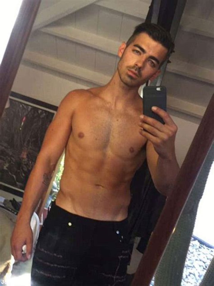 [PHOTO] Joe Jonas’ Shirtless Boxing Pic Shared On Instagram — ‘Put Me In Coach’ – Hollywood Life