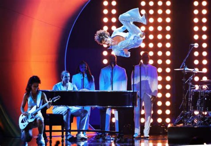 Photos Of The Performances – Hollywood Life