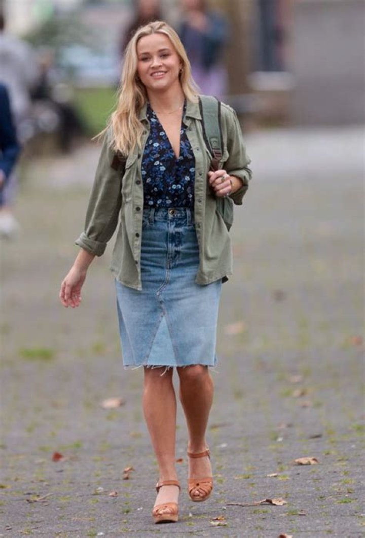 Reese Witherspoon Rocks Denim Skirt While Filming In NYC — Photo – Hollywood Life
