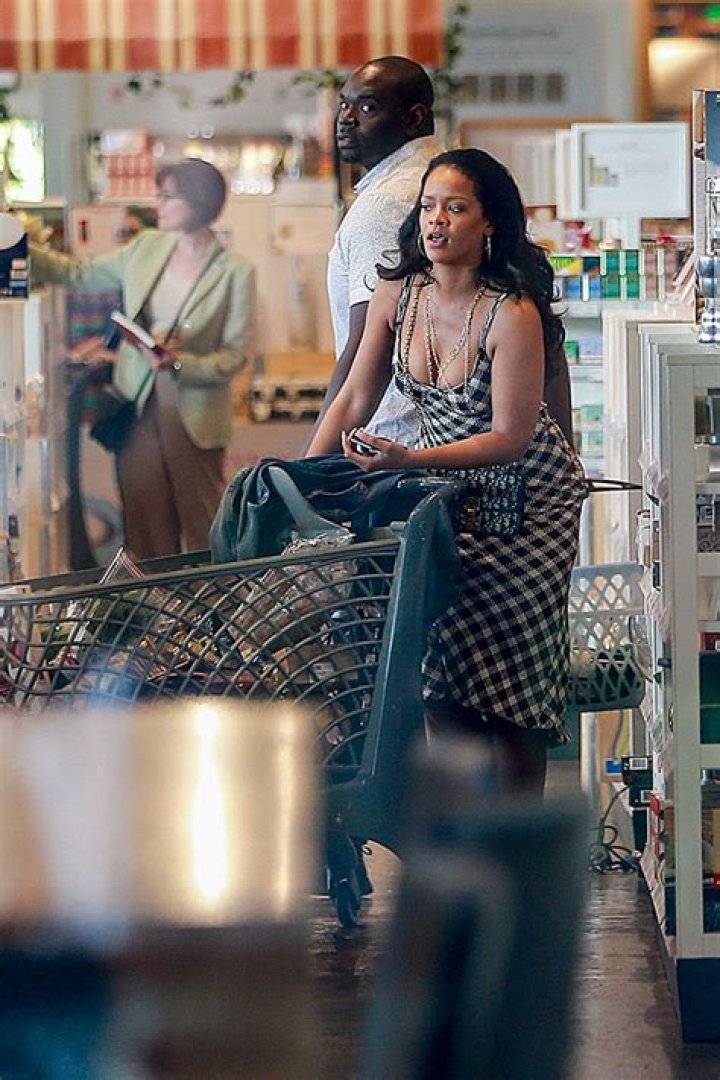 Rihanna Pushes Her Shopping Cart In Eataly LA & Loads Up On All The Essentials — See Pic