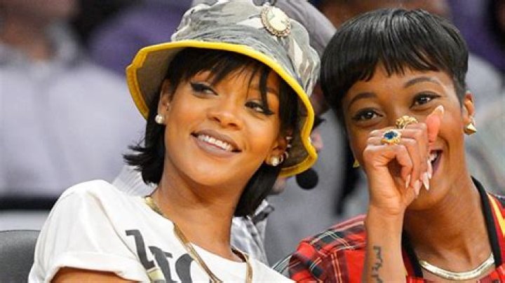 Rihanna Rocks LeBron James Jersey During Lakers Game & It’s Fantastic – Hollywood Life