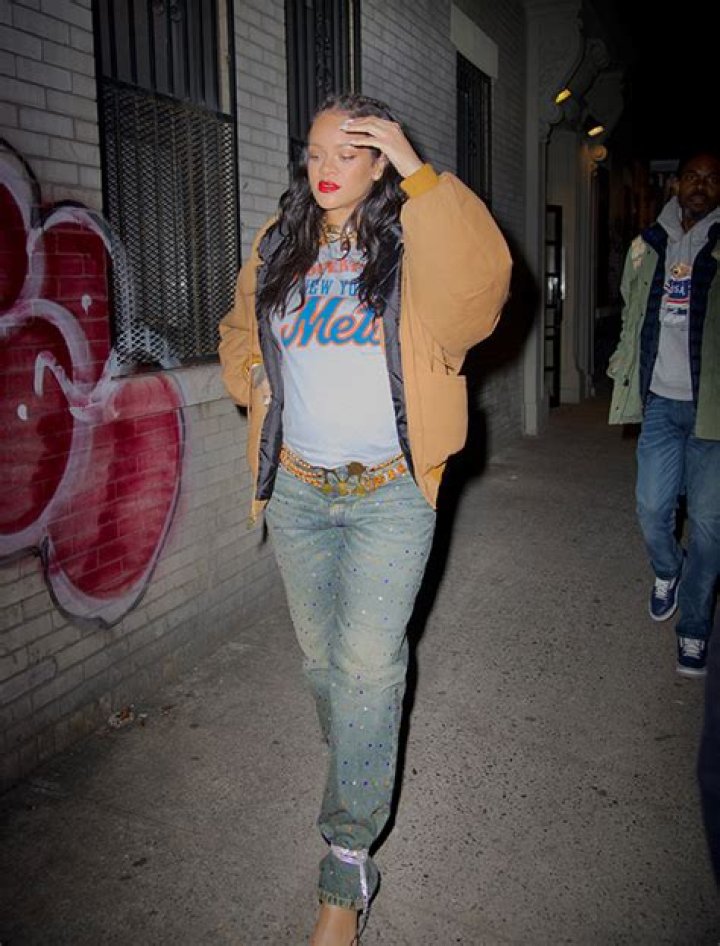 Rihanna Rocks Mets Tee On NYC Date Night With A$AP Rocky — Photos – Hollywood Life
