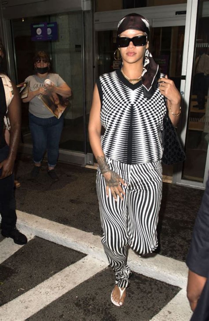 Rihanna Shows Off Black & White Outfit During NYC Outing — Pics – Hollywood Life