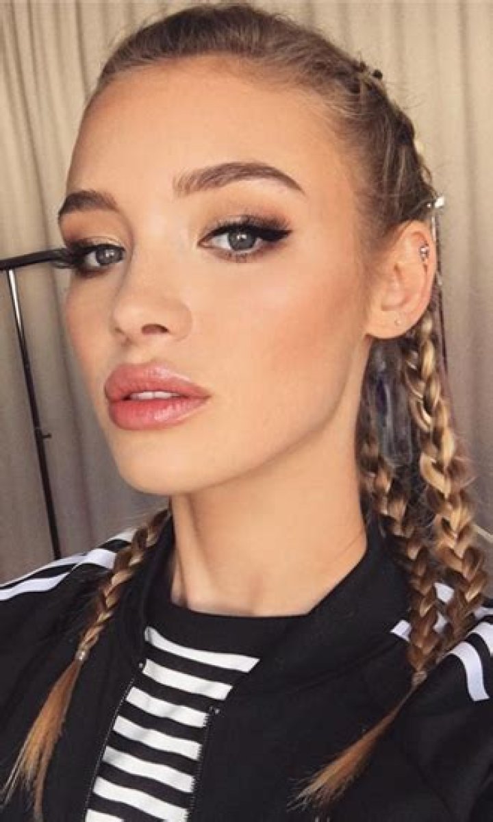 Roxy Horner Celebrity Profile – Hollywood Life