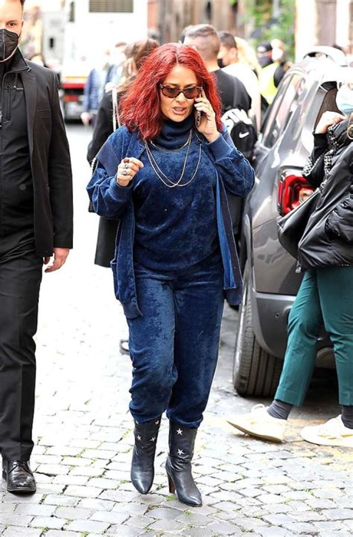 Salma Hayek’s Red Hair Makeover For ‘House Of Gucci’ – Hollywood Life