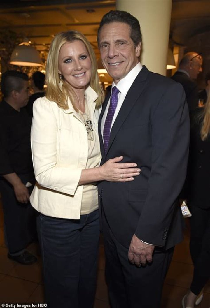 Sandra Lee Makes Out With New Boyfriend In 1st PDA Photos Nearly 2 Years After Andrew Cuomo Split