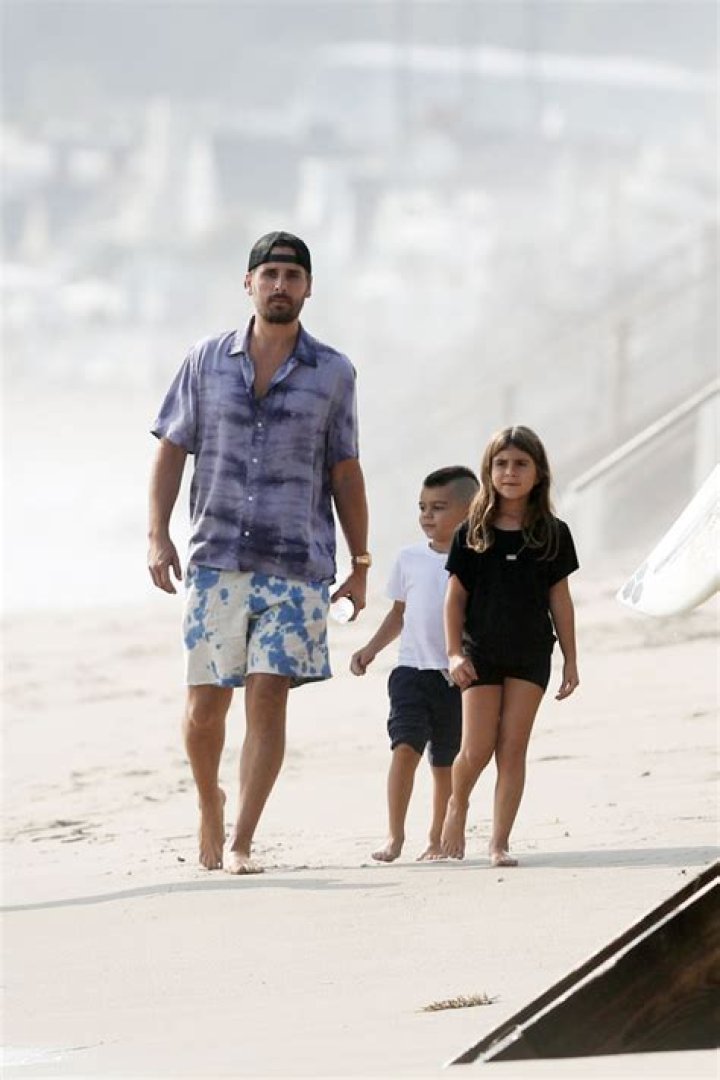 Scott Disick Enjoys A Special Day At The Beach With His Kids Penelope, 8, & Reign, 5 — Pics