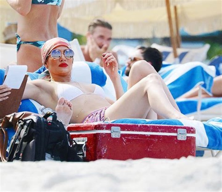 Selena Gomez In Pink Bikini On Boat: Video – Hollywood Life