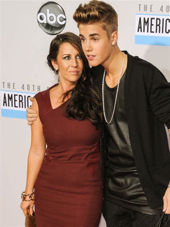 Selena Gomez Is A ‘Peacemaker’ — Justin Bieber & His Mom Are Happily Reunited – Hollywood Life