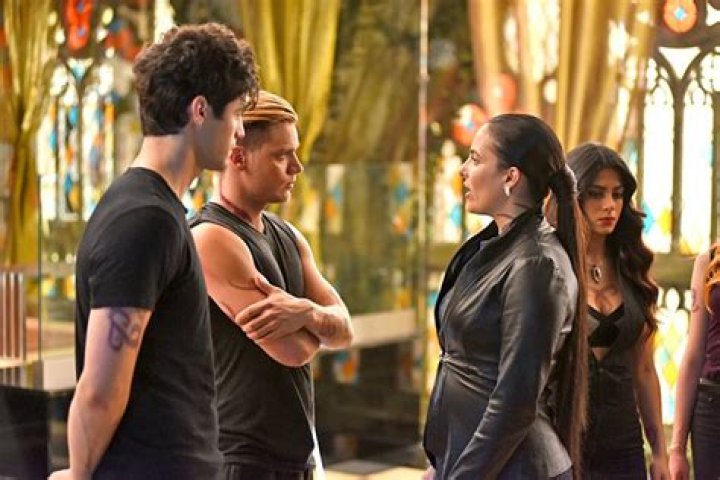 ‘Shadowhunters’ Season 1 Finale Recap: Clary Saves Her Mother & Jace Joins Valentine