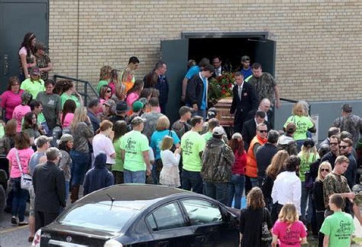 Shain Gandee’s Funeral — Hundreds Arrive In Neon Shirts To Mourn ‘Buckwild’ Star – Hollywood Life