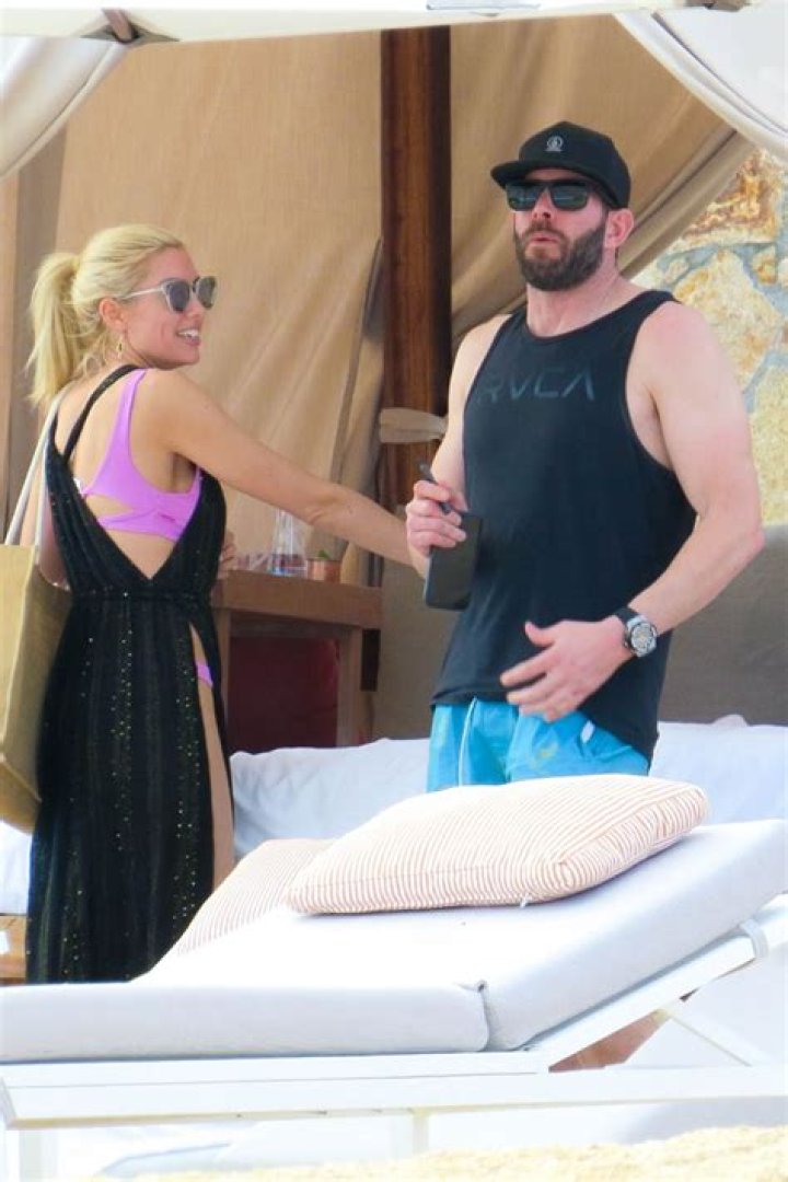 Tarek El Moussa & Heather Rae Young Hit The Beach On Cabo Getaway – Hollywood Life