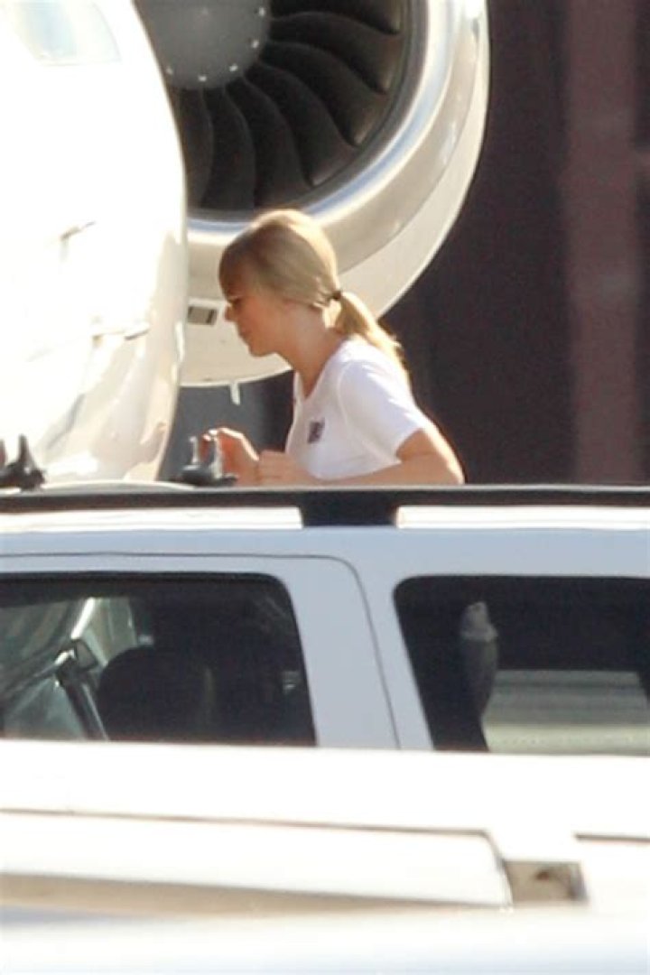 Taylor Swift & Joe Alwyn Board Private Plane In Rhode Island: Pics – Hollywood Life