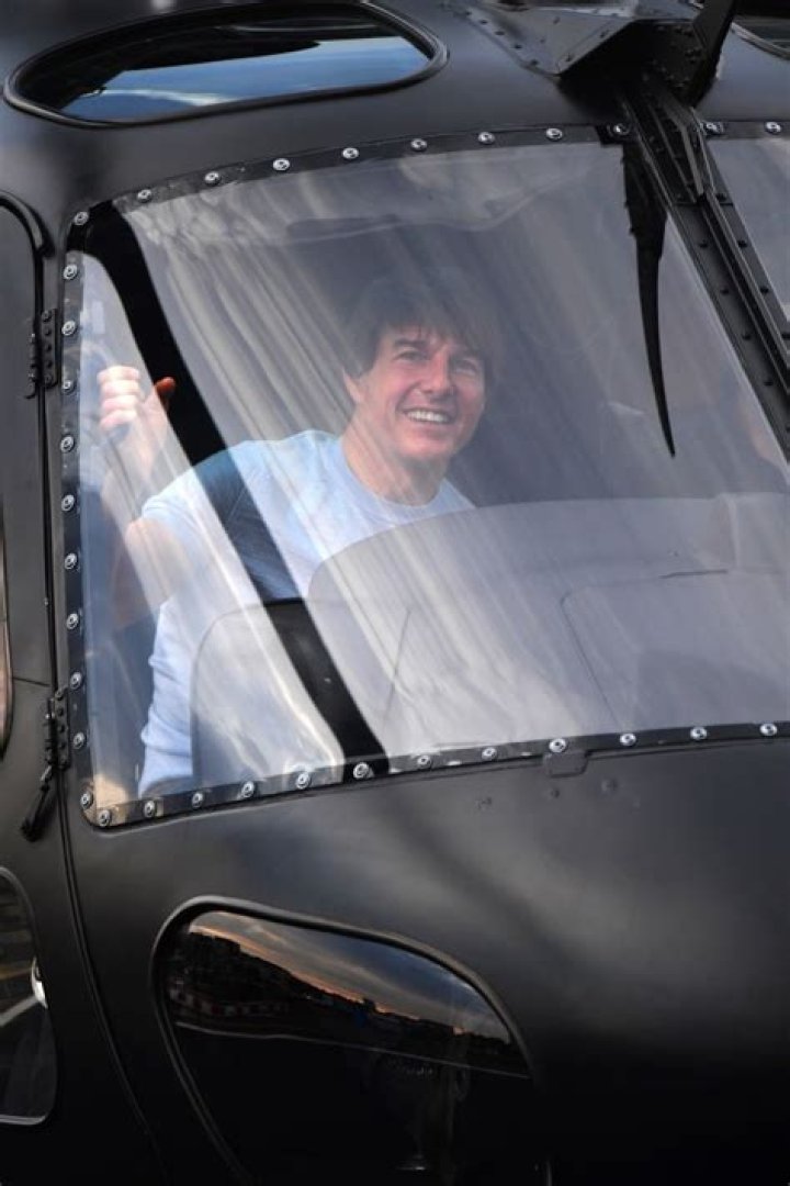 Tom Cruise Flies Helicopter Over London: Photos – Hollywood Life