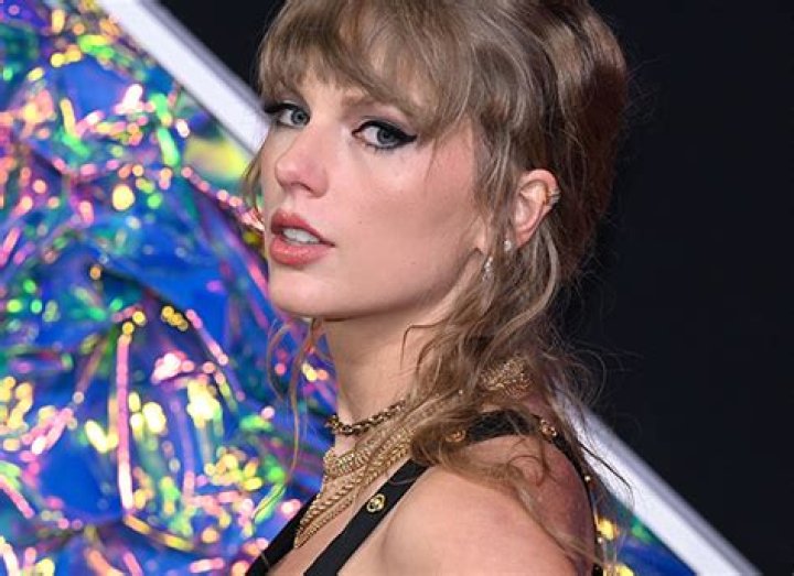 Travis Kelce’s Ex Warns Taylor Swift in New Comments – Hollywood Life