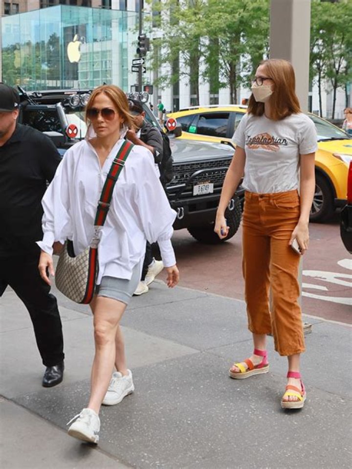 Violet Affleck Is Taller Than Stepmom Jennifer Lopez On Shopping Trip – Hollywood Life