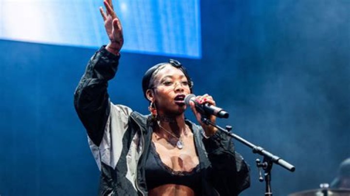 Who Is Summer Walker? 5 Facts About The Pregnant Singer – Hollywood Life